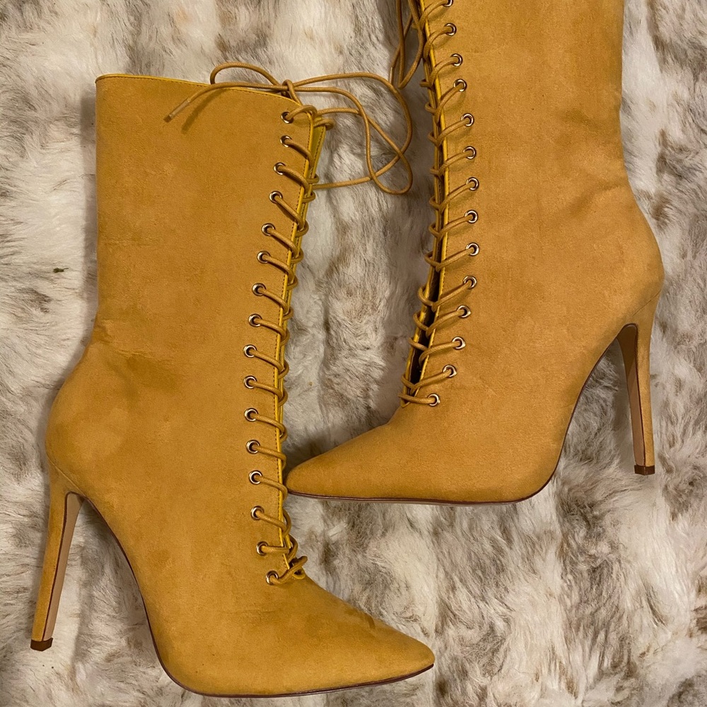 Cute laced boots 💛